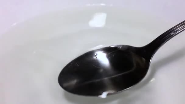透明な水にスプーンかき混ぜる薬 ボウルにクリーンな液体 — ストック動画