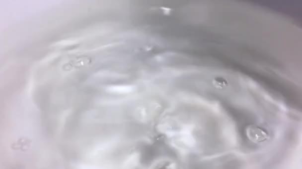 Eau Tombe Lentement Flux Est Liquide Pur — Video