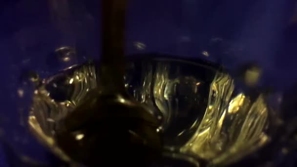 Lepel Roert Drug Het Water Een Glas Schone Vloeistof Kom — Stockvideo