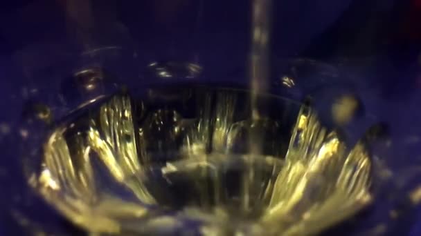 Acqua Riversa Nel Bicchiere Liquido Pulito Nella Ciotola — Video Stock