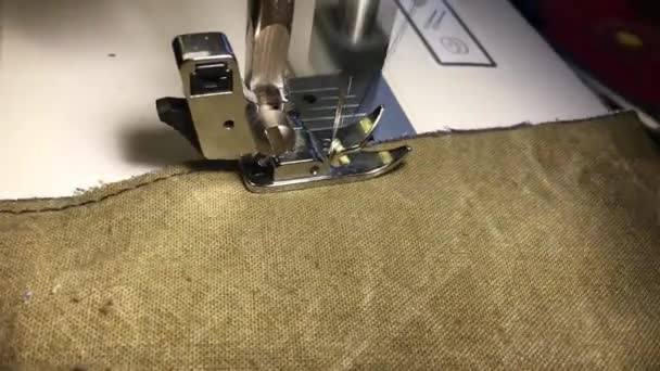 Costurera Cose Tela Una Máquina Coser Aguja Garabatea Hilo Tela — Vídeo de stock