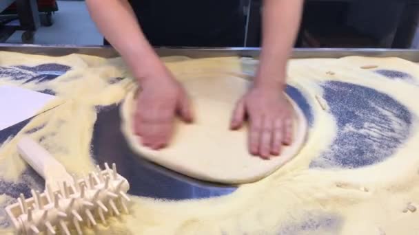 ピッツェリアでおいしいピザを調理 クックはファーストフードを準備する — ストック動画