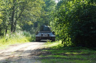Dünya Savaşı ormanda Rus nadir tankı.