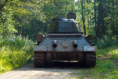 Dünya Savaşı ormanda Rus nadir tankı.