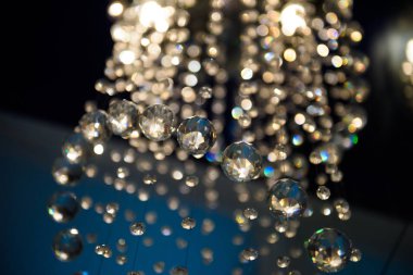 Işıltılı topları ile uzun avize asılı.