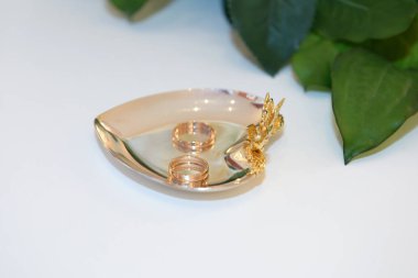 Tepsi üzerinde altın yüzük düğün.