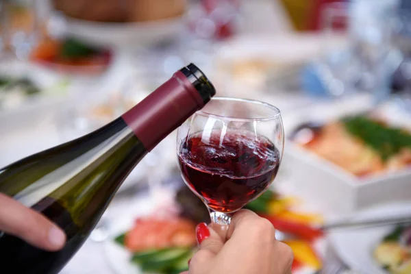 Verter vino tinto en una copa. — Foto de Stock