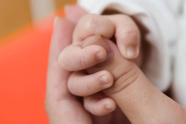 Рука новорожденного . — стоковое фото