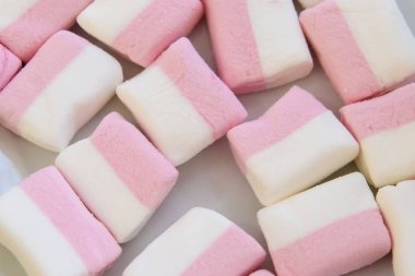 Hindistan cevizi kırıntıları ile şeker serpilir.