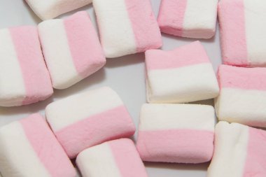 Hindistan cevizi kırıntıları ile şeker serpilir.