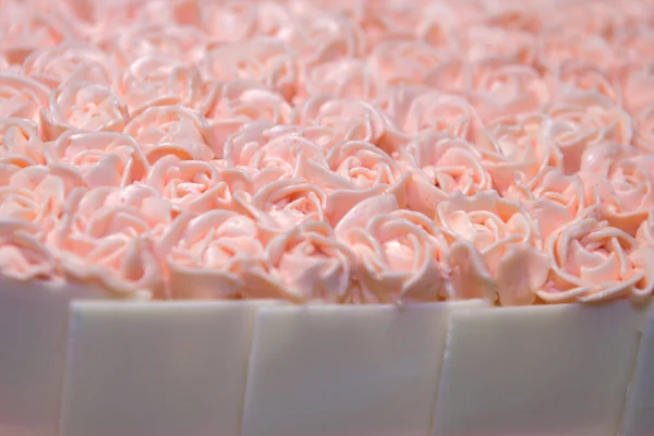 Dekorerad med grädde rosor tårta. — Stockfoto