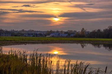 Günbatımı kırsal Gölü üzerinde.