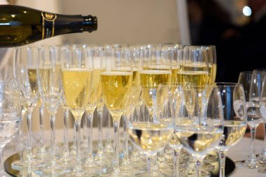 Partide ayaklı büyük kadehler.