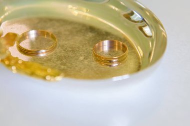 Altın nişan yüzükleri.