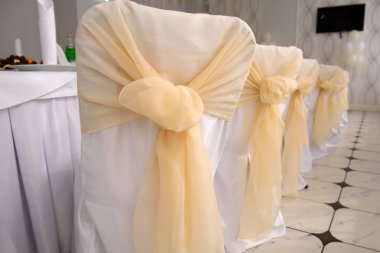 Düğün yay ziyafet salonu sandalyelere.