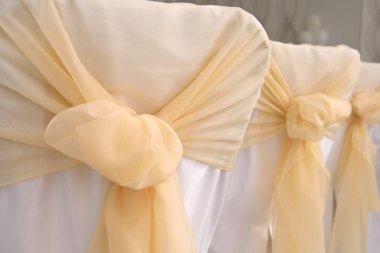 Düğün yay ziyafet salonu sandalyelere.