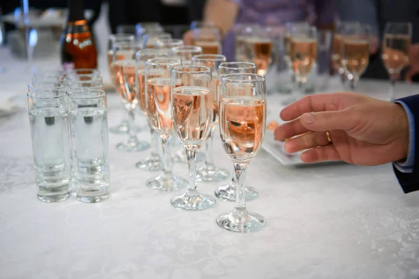 Copas de vino en la fiesta . — Foto de Stock