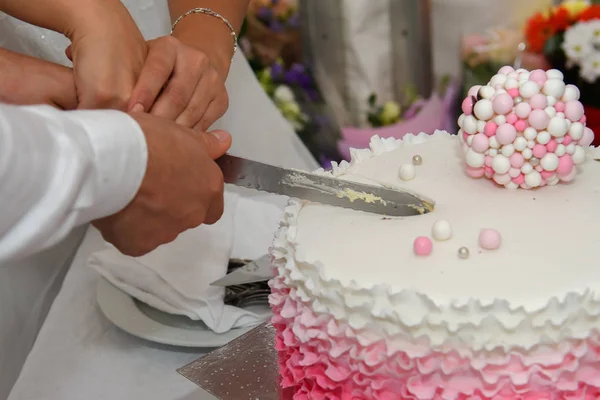 Cortar el pastel de celebración con fresas y crema . — Foto de Stock