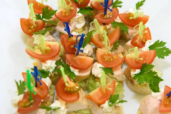 Kalte Speisen und Snacks auf der Festtafel. — Stockfoto