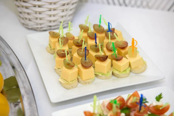 Koude gerechten en snacks op de feestelijke tafel. — Stockfoto