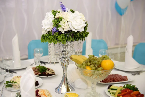 Koude gerechten en snacks op de feestelijke tafel. — Stockfoto