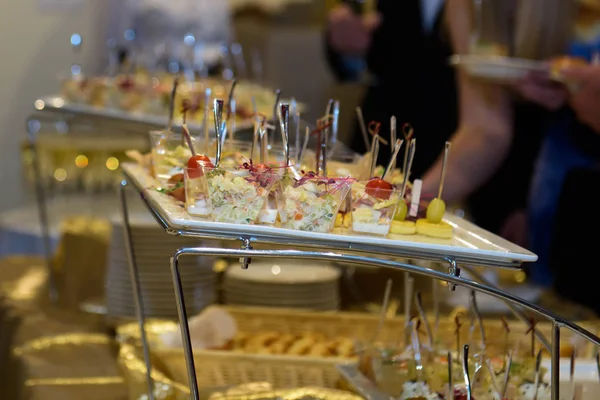 Koude gerechten en snacks op de feestelijke tafel. — Stockfoto