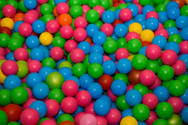 Um monte de bolas coloridas de plástico . — Fotografia de Stock