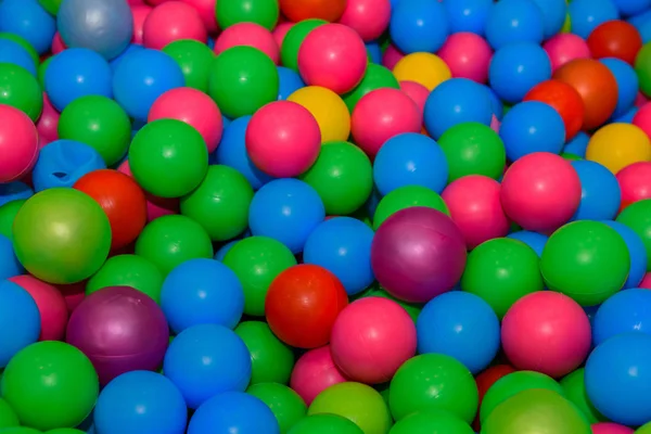 Много пластиковых цветных шаров . — стоковое фото