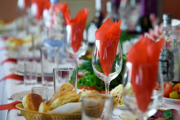 Platos fríos y aperitivos en la mesa festiva . — Foto de Stock