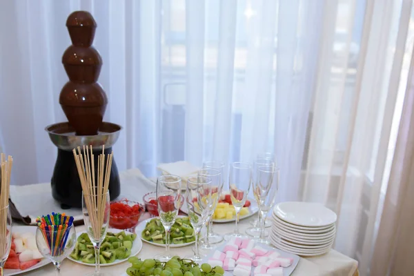 Koude gerechten en snacks op de feestelijke tafel. — Stockfoto