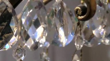 Köpüklü renk takılar bir bardak. Şeffaf kesilmiş kristal kolye.