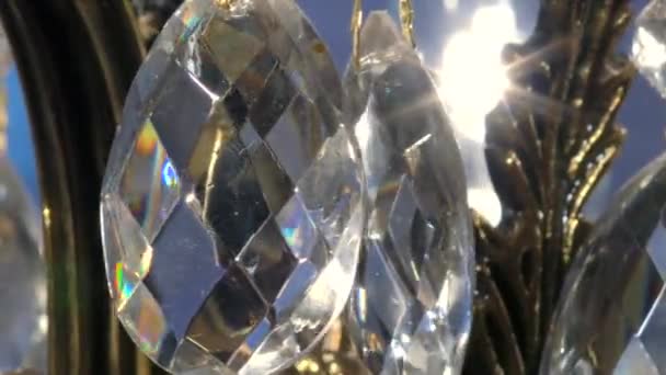 Ένα Ποτήρι Αστραφτερά Χρώματα Καθαρίστε Κομμένα Κρύσταλλα Μενταγιόν — Αρχείο Βίντεο