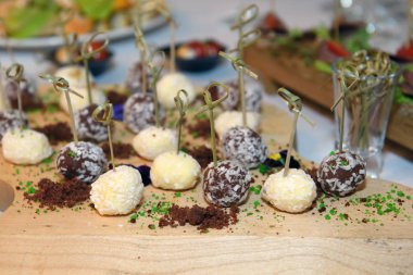 Yiyecek ve içeceklerle dolu şenlikli bir masa..