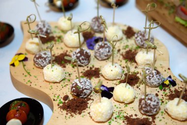 Yiyecek ve içeceklerle dolu şenlikli bir masa..