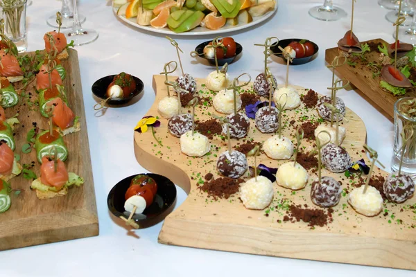 Feestelijke tafel met eten en drinken. — Stockfoto