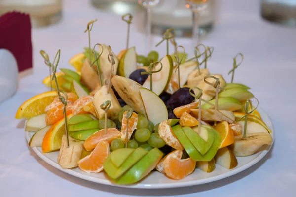 Feestelijke tafel met eten en drinken. — Stockfoto