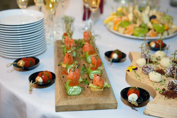 Feestelijke tafel met eten en drinken. — Stockfoto