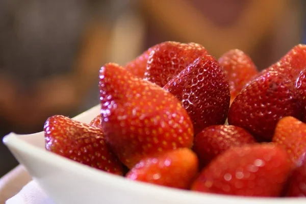 Fraises sur assiette . — Photo