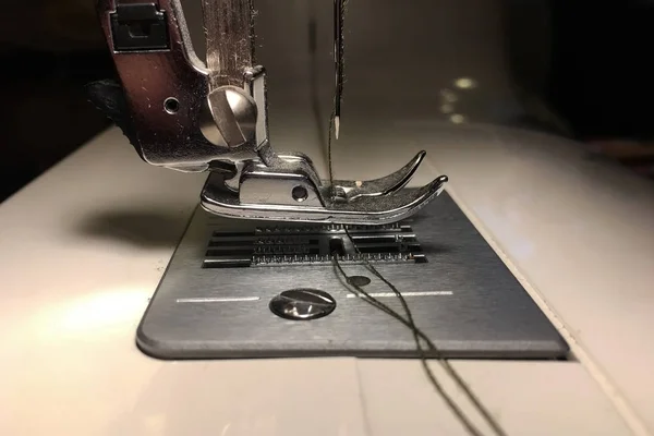 La tela se estira en la máquina de coser . — Foto de Stock