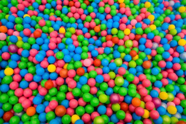 Renkli plastik küçük topları.