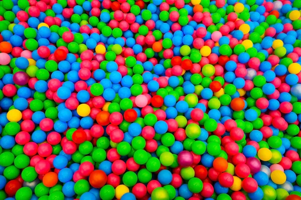 Kolorowe małe kulki z tworzyw sztucznych. — Zdjęcie stockowe