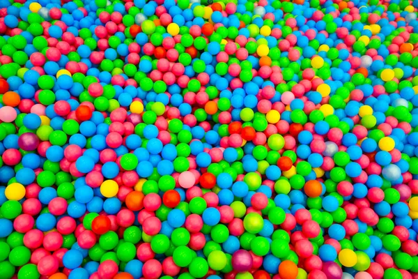 Petites boules en plastique coloré . — Photo