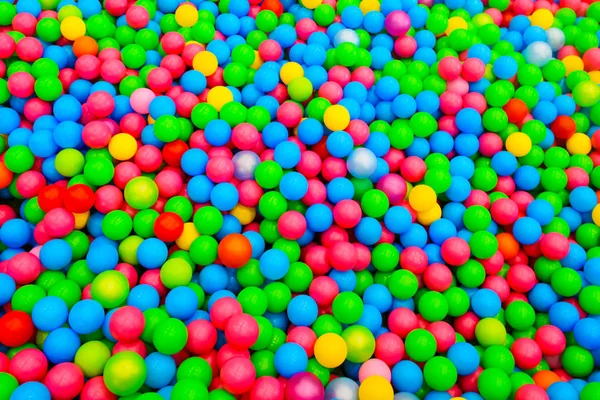 Petites boules en plastique coloré . — Photo