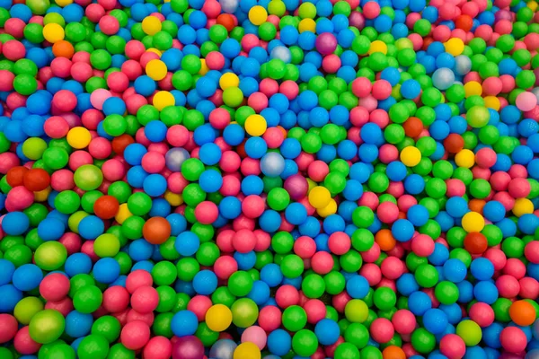 Bolas pequenas coloridas de plástico . — Fotografia de Stock