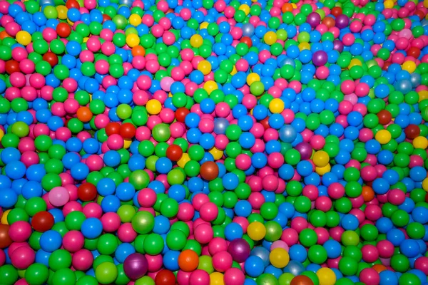 Bolas pequenas coloridas de plástico . — Fotografia de Stock