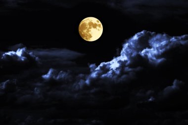 Bulutlar cennet gün batımında.