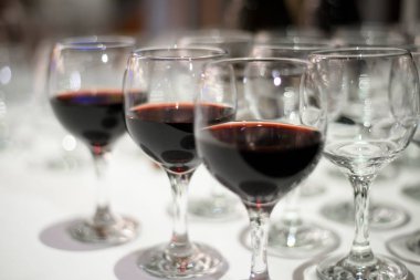 kırmızı şarap bardakları.