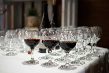 kırmızı şarap bardakları.