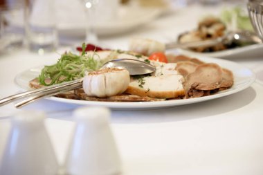 Restoran masada jambon ile kesim et yemek.