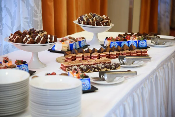 Buffet tafel met snoep en gebak. — Stockfoto